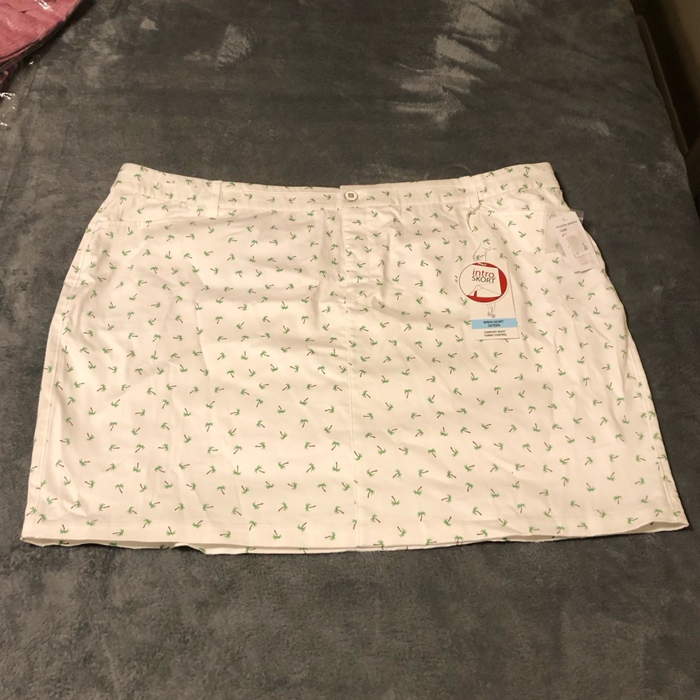 Intro Wren Skort Sateen Comfort Waist Tummy Control - Palm Trees